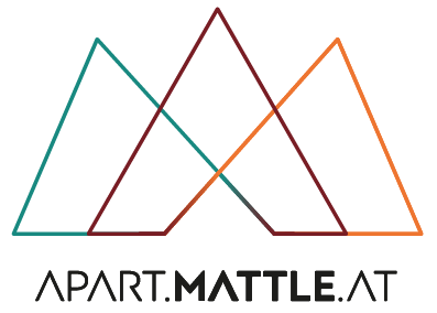 Logo mit drei überlappenden Dreiecken in Blaugrün, Kastanienbraun und Orange, die eine stilisierte Bergform bilden. Der Text darunter lautet „APART.MATTLE.AT“ in einer modernen Schriftart.
